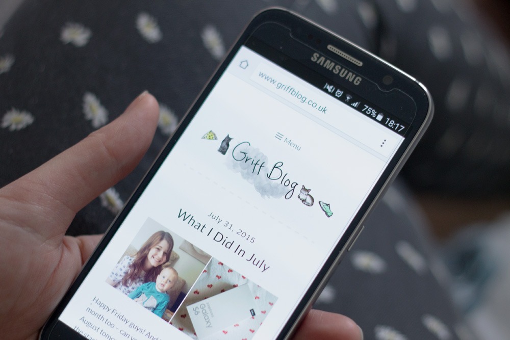 blogger holding samsung galaxy s6